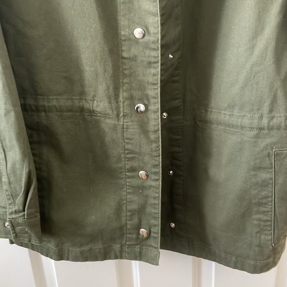Nine West olive green denim cotton coat. NWT. Medium. Snaps. Cinches. - Picture 2 of 10
